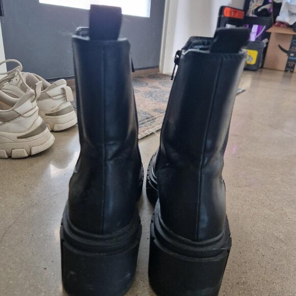 Black faux leather Chelsea boots. great condition, just dusty - Picture 4 of 4
